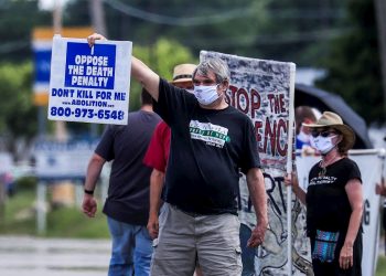 Personas protestan en Indiana por la reanudación de las ejecuciones federales. Foto: TANNEN MAURY/ EFE/EPA