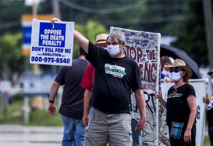 Personas protestan en Indiana por la reanudación de las ejecuciones federales. Foto: TANNEN MAURY/ EFE/EPA