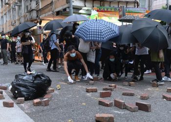 Los manifestantes salieron a las calles hoy, aniversario del traspaso de Hong Kong del dominio británico al chino. Según la fuerza policial de Hong Kong, se han realizado más de 70 detenciones. Foto: MIGUEL CANDELA/EFE/EPA