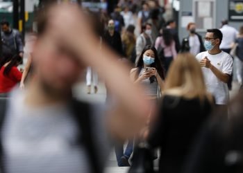 Gente con mascarillas pasando por la calle Oxford en Londres, el martes 14 de julio de 2020. Foto: Frank Augstein/AP.