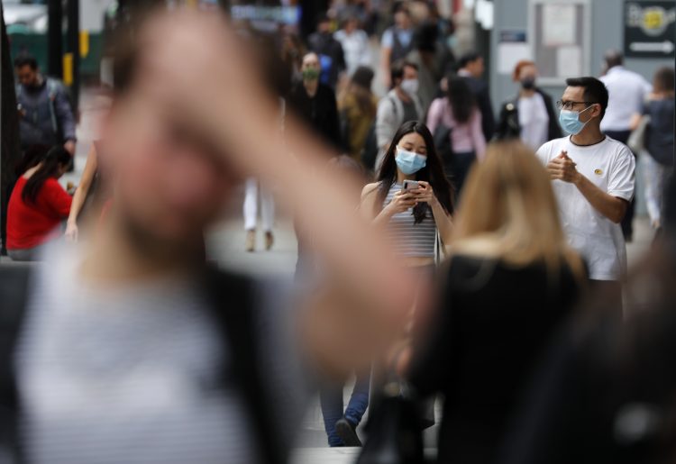 Gente con mascarillas pasando por la calle Oxford en Londres, el martes 14 de julio de 2020. Foto: Frank Augstein/AP.