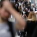 Gente con mascarillas pasando por la calle Oxford en Londres, el martes 14 de julio de 2020. Foto: Frank Augstein/AP.