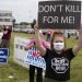 Manifestantes contra la pena de muerte reunidos en Terre Haute, Indiana, el miércoles 15 de julio de 2020. Foto: Michael Conroy/AP