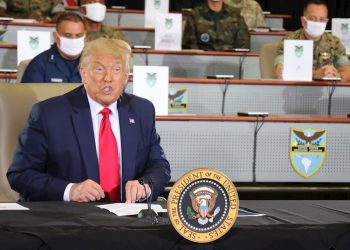 El presidente Donald J. Trump habla con miembros del Comando Sur de las Fuerzas Armadas de Estados Unidos este viernes, en Doral, Florida. Trump prometió "no defraudar" a los opositores venezolanos y cubanos que le pidieron que incremente sus acciones en favor de la libertad de Cuba, Venezuela y Nicaragua y evite que Estados Unidos caiga en el "socialismo". Foto: Michael C. Dougherty/Comando Surde EEUU/EFE.