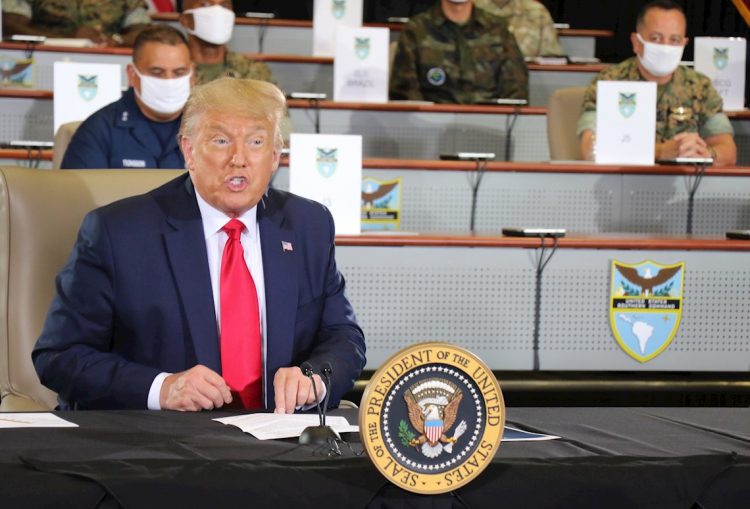 El presidente Donald J. Trump habla con miembros del Comando Sur de las Fuerzas Armadas de Estados Unidos este viernes, en Doral, Florida. Trump prometió "no defraudar" a los opositores venezolanos y cubanos que le pidieron que incremente sus acciones en favor de la libertad de Cuba, Venezuela y Nicaragua y evite que Estados Unidos caiga en el "socialismo". Foto: Michael C. Dougherty/Comando Surde EEUU/EFE.