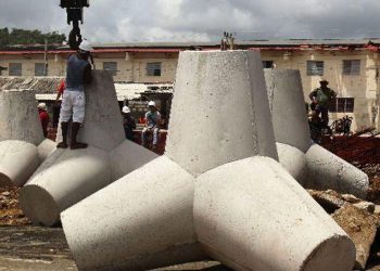 Tetrápodos o yaquis de concreto emplazados como obra de protección costera en el malecón de Baracoa. Foto: Agencia Cubana de Noticias.