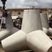 Tetrápodos o yaquis de concreto emplazados como obra de protección costera en el malecón de Baracoa. Foto: Agencia Cubana de Noticias.