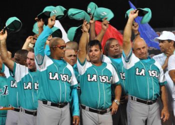 Alexander Ramos (con espejuelos) como parte del cuerpo de dirección de los Piratas de la Isla de Juventud, subcampeones de la 54 Serie Nacional. Foto: Marcelino Vázquez/ACN.