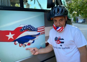 El profesor cubanoamericano Carlos Lazo, líder del proyecto "Puentes de Amor". Foto: Cortesía de Carlos Lazo.