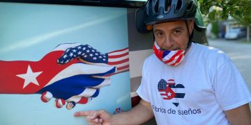 El profesor cubanoamericano Carlos Lazo, líder del proyecto "Puentes de Amor". Foto: Cortesía de Carlos Lazo.