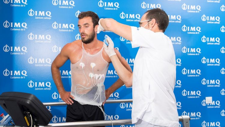 El extremo Iñigo Lekue es sometido a pruebas médicas el 12 de agosto de 2020, en el día en que seis jugadores del Athletic Club han dado positivo en "las pruebas PCR y serológicas" de coronavirus practicadas a los futbolistas del conjunto bilbaíno. Foto: EFE/Athletic Club.