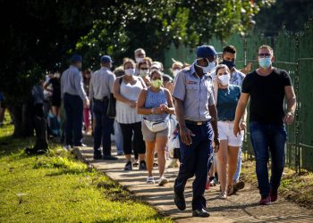 Personas con mascarillas en medio de la pandemia del nuevo coronavirus se forma para entrar a una tienda de alimentos en La Habana, Cuba. Foto: Ramon Espinosa/AP.