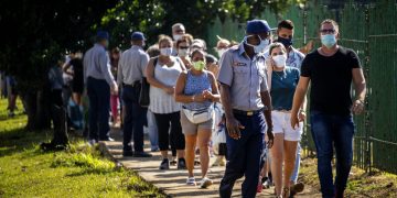 Personas con mascarillas en medio de la pandemia del nuevo coronavirus se forma para entrar a una tienda de alimentos en La Habana, Cuba. Foto: Ramon Espinosa/AP.