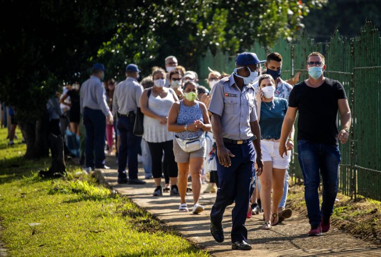 Personas con mascarillas en medio de la pandemia del nuevo coronavirus se forma para entrar a una tienda de alimentos en La Habana, Cuba. Foto: Ramon Espinosa/AP.