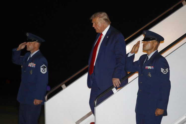 El presidente de Estados Unidos, Donald Trump, baja del Air Force One en la base aérea de Andrews, Maryland, el viernes 31 de julio de 2020. (AP Foto/Patrick Semansky)