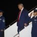 El presidente de Estados Unidos, Donald Trump, baja del Air Force One en la base aérea de Andrews, Maryland, el viernes 31 de julio de 2020. (AP Foto/Patrick Semansky)