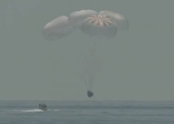 La cápsula de SpaceX al momento de caer el domingo 2 de agosto del 2020 sobre el Golfo de México. (Foto facilitada por NASA TV, vía AP)