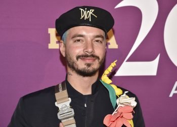 ARCHIVO - En esta fotografía de archivo del 3 de diciembre de 2019 J Balvin en los Premios Footwear News Achievement 2019 en Nueva York. Balvin dijo en un video pregrabado transmitido el 13 de agosto de 2020 en los Premios Juventud que contrajo COVID-19 y que la enfermedad tuvo un impacto duro en él. (Foto Evan Agostini/Invision/AP, archivo)