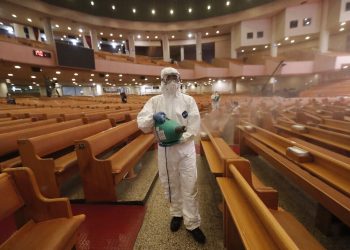 Un funcionario desinfecta una iglesia como medida de precaución contra el coronavirus, en la iglesia Yoido Full Gospel, en Seúl, Corea del Sur, el 21 de agosto de 2020. (AP Foto/Ahn Young-joon)