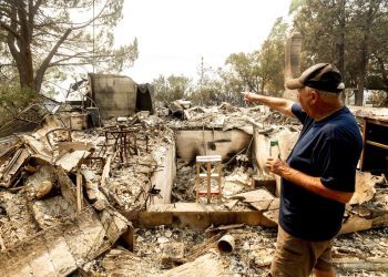 Hank Hanson, de 81 años, gesticula hacia la que era la cocina de su casa, arrasada por las llamas de uno de los incendios de LNU Lightning Complex, en Vacaville, California, el 21 de agosto de 2020. (AP Foto/Noah Berger)