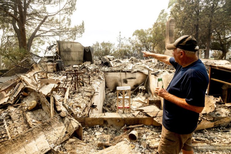Hank Hanson, de 81 años, gesticula hacia la que era la cocina de su casa, arrasada por las llamas de uno de los incendios de LNU Lightning Complex, en Vacaville, California, el 21 de agosto de 2020. (AP Foto/Noah Berger)