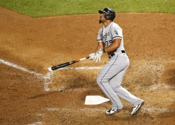 El cubano José Abreu, de los Medias Blancas de Chicago, conecta un jonrón en la octava entrada del duelo ante los Cachorros de la misma ciudad, el sábado 22 de agosto de 2020 (AP Foto/Jeff Haynes)