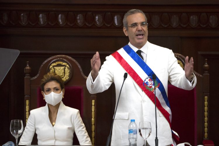 Luis Abinader prestando juramento como presidente de la República Dominicana el domingo 16 de agosto de 2020. Foto: Orlando Barria/AP.