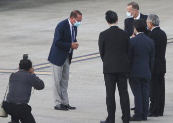 El secretario de Salud y Servicios Humanos de Estados Unidos, Alex Azar, al llegar a Taiwán el domingo 9 de agosto de 2020, en el aeropuerto Songshan de Taipei. Foto: Chiang Ying-ying/AP.