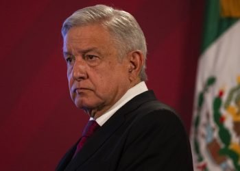 El presidente Andrés Manuel López Obrador llega a su conferencia de prensa diaria el lunes 13 de julio de 2020 en el Palacio Nacional, en la Ciudad de México. Foto: AP/Marco Ugarte.