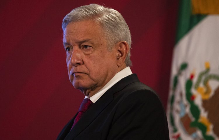 El presidente Andrés Manuel López Obrador llega a su conferencia de prensa diaria el lunes 13 de julio de 2020 en el Palacio Nacional, en la Ciudad de México. Foto: AP/Marco Ugarte.