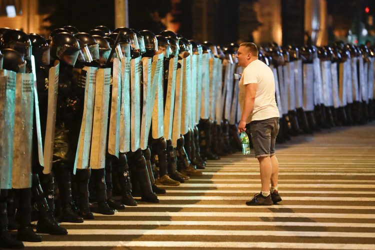 Un manifestante habla con la policía, que corta la calle durante una protesta tras las elecciones presidenciales, en Minsk, Bielorrusia, el domingo 9 de agosto de 2020.  Foto: Sergei Grits/AP.