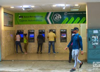 Personas en cajeros automáticos en La Habana, tras la vuelta de la ciudad a la fase epidémica por un rebrote de coronavirus. Foto: Otmaro Rodríguez.