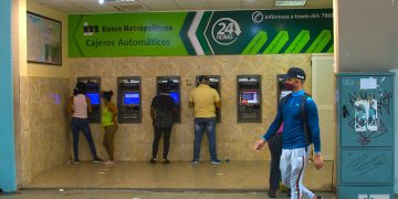 Personas en cajeros automáticos en La Habana, tras la vuelta de la ciudad a la fase epidémica por un rebrote de coronavirus. Foto: Otmaro Rodríguez.