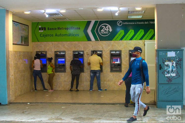 Personas en cajeros automáticos en La Habana, tras la vuelta de la ciudad a la fase epidémica por un rebrote de coronavirus. Foto: Otmaro Rodríguez.