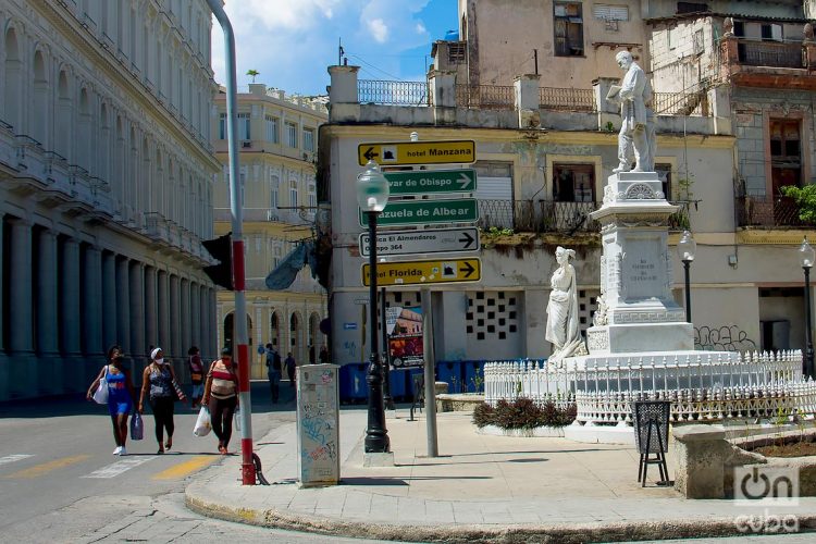 Personas en la calle en La Habana, durante el rebrote de coronavirus. Foto: Otmaro Rodríguez.