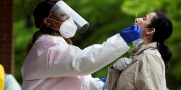 Toma de una muestra para la detección del coronavirus SARS-CoV-2. Foto: Michael Reynolds / EFE / Archivo.