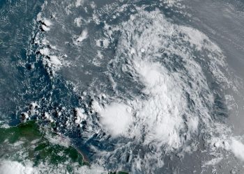 Imagen de satélite de la depresión tropical número 13. Foto: NOAA National Hurricane Center/Facebook.