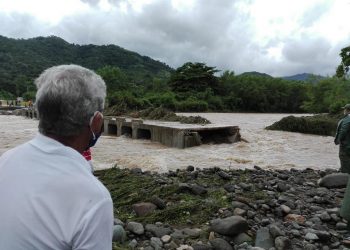 Derrumbe del puente Yao Nave producto de la crecida del río. Foto: CNC TV Granma/Facebook.