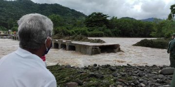 Derrumbe del puente Yao Nave producto de la crecida del río. Foto: CNC TV Granma/Facebook.