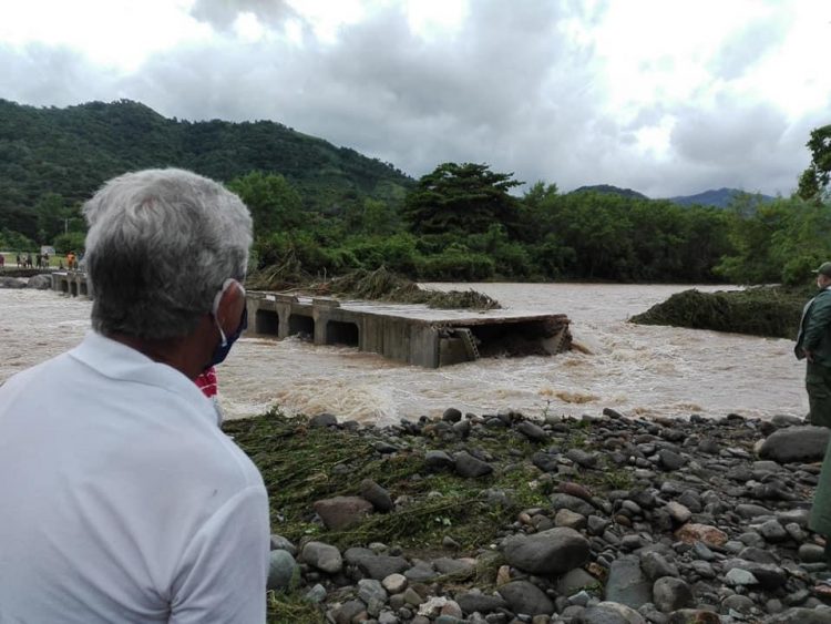 Derrumbe del puente Yao Nave producto de la crecida del río. Foto: CNC TV Granma/Facebook.