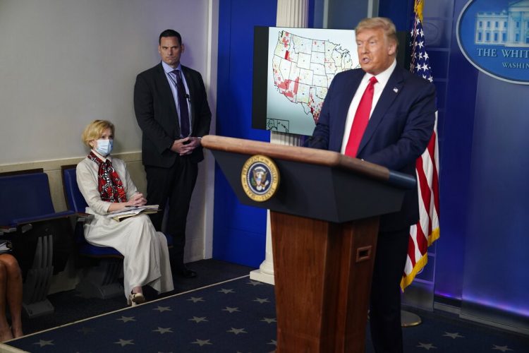 La coordinadora de la comisión de la Casa Blanca para el coronavirus, doctora Deborah Birx, escucha al presidente Donald Trump en conferencia de prensa en la Casa Blanca, Washington, 23 de julio de 2020. Foto: AP/Evan Vucci.