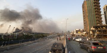 Panorama en una avenida de Beirut, Líbano, después de una enorme explosión en el centro de la ciudad, el martes 4 de agosto de 2020. Foto: AP/Hassan Ammar.