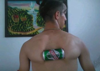 El joven cubano Christian Manuel Castellano, quien rompió el Récord Guinness de aplastar latas de cerveza con su espalda. Foto: Perfil de Facebook del recordista.