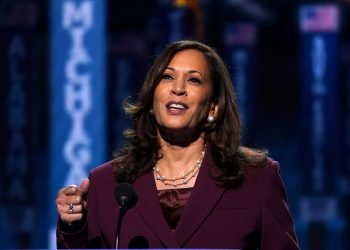 La senadora Kamala Harris aceptando la nominación como vicepresidenta en la Convención Nacional Demócrata. Foto: CNBC.