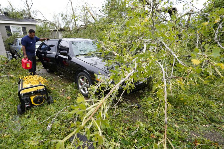 Reginald Duhon se prepara para trabajar en su casa, jueves 27 de agosto de 2020 en Lake Charles, Luisiana, tras el paso del huracán Laura. Foto: AP/Gerald Herbert.