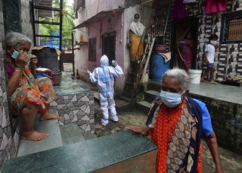 Un empleado de salud invita a las personas a realizarse una prueba para el coronavirus, en Dharavi, Mumbai, India. Foto/Rafiq Maqbool/Ap/Archivo.