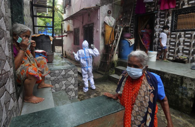 Un empleado de salud invita a las personas a realizarse una prueba para el coronavirus, en Dharavi, Mumbai, India. Foto/Rafiq Maqbool/Ap/Archivo.