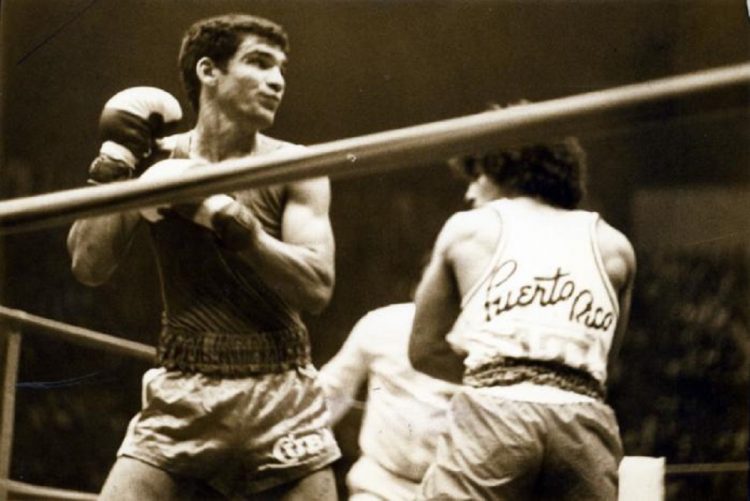 Uno de sus grandes triunfos lo consiguió en la cita mundial amateur celebrada entonces en el Coliseo de la Ciudad Deportiva de La Habana, donde debutó con triunfo sobre el dominicano José Caba y sumó otras tres victorias en la división de los 54 kilogramos. Foto: Granma