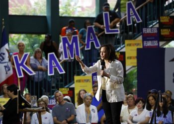 La entonces precandidata presidencial demócrata y senadora por California, Kamala Harris, habla durante un acto  en Davenport, Iowa. Foto: John Locher/AP.