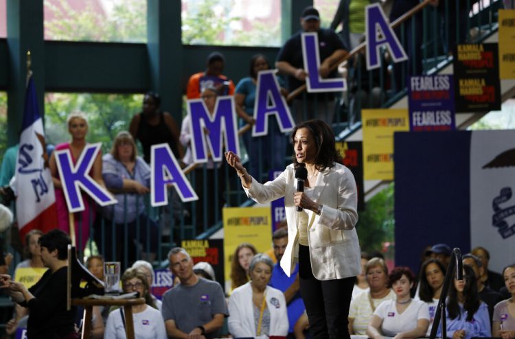 La entonces precandidata presidencial demócrata y senadora por California, Kamala Harris, habla durante un acto  en Davenport, Iowa. Foto: John Locher/AP.